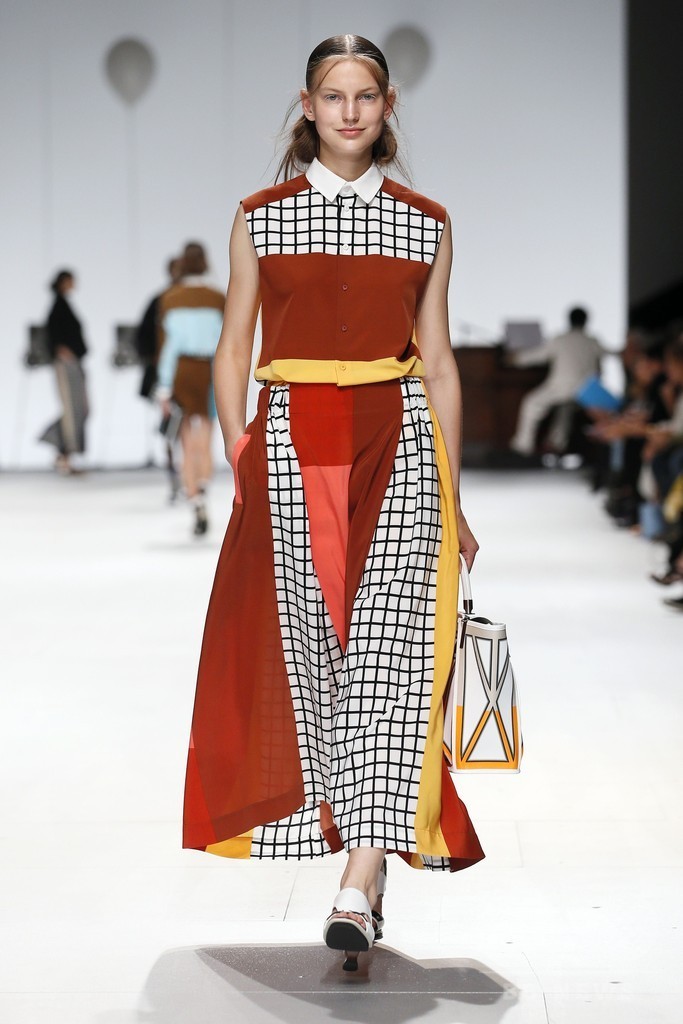 3Dスチームストレッチ技術でボリューミーかつ軽やかに、「イッセイミヤケ」15年春夏