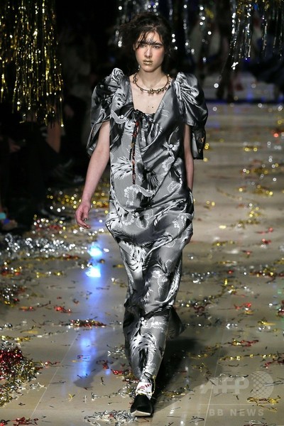 「ユニセックス」にまとう服、「ヴィヴィアン・ウエストウッド ゴールドレーベル」15/16秋冬