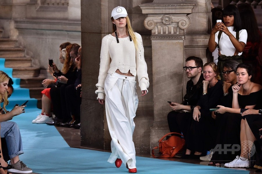 「オフ-ホワイト c/o ヴァージル・アブロー™」17年春夏