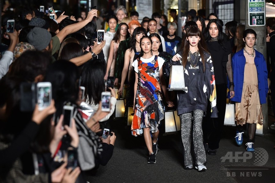 フランス発「コシェ」、原宿の路上でショー開催