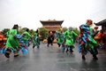 中国の伝統的なダンスを披露（2017年5月30日撮影）。(c)CNS/王中挙
