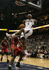 08-09NBA東カンファレンスプレーオフ1回戦、アトランタ・ホークス（%%Atlanta Hawks%%）対マイアミ・ヒート（%%Miami Heat%%）第7戦。試合はジョー・ジョンソン（%%Joe Johnson%%）が27得点を記録し、ホークスが91-78で勝利し、対戦戦績を4勝3敗として同準決勝へ進んだ。ホークスは準決勝でレブロン・ジェームズ（%%LeBron James%%）率いるクリーブランド・キャバリアーズ（%%Cleveland Cavaliers%%）と対戦する。写真はダンクシュートを決めて歓喜するホークスのジョシュ・スミス（%%Josh Smith%%、右）。（2009年5月3日撮影）(c)AFP/Getty Images/Doug Benc