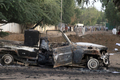 2008年2月3日、チャドの首都ヌジャメナ（N&apos;Djamena）で、黒こげとなった車両のがれき。(c)AFP/SONIA ROLLEY