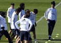 バルデベバス（Valdebebas）のトレーニング施設で練習に臨むレアル・マドリード（Real Madrid）のクリスティアーノ・ロナウド（Cristiano Ronaldo、右）ら選手（2013年11月22日撮影）。(c)AFP/GERARD JULIEN