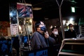 レトロゲームで遊べる東京のゲームセンター「ゲーセンミカド」のスタッフ（2021年1月26日撮影）。(c)Philip FONG / AFP
