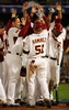 第2回ワールド・ベースボール・クラシック（%%2009 World Baseball Classic%%）2次ラウンド2組1位決定戦、米国戦で6回に3点本塁打を放ち、チームメイトに祝福されるベネズエラのマックス・ラミレス（%%Max Ramirez%%、中央）。（2009年3月18日撮影）(c)AFP/Getty Images/Doug Benc