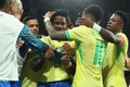 サッカー国際親善試合、スペイン対ブラジル。2点目のゴールを祝福されるブラジルのエンドリッキ（中央、2024年3月26日撮影）。(c)Pierre-Philippe MARCOU/ AFP