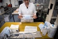 新型ウイルスの影響で注文が殺到しているという、フランス西部のマスク生産工場の様子（2020年2月1日撮影、資料写真）。(c)Loic VENANCE / AFP