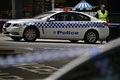 豪メルボルンのバークストリートで、現場を封鎖する警察官（2017年1月20日撮影）。(c)AFP/PETER PARKS