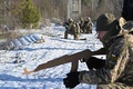 ウクライナの首都キエフ近郊で訓練を受けるウクライナ軍の予備役（2021年12月25日撮影）。(c)Sergei SUPINSKY / AFP