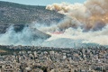 消火活動が進む中、アテネ上空に流れ込む山火事の煙（2015年7月17日撮影）。(c)AFP/ANDREAS SOLARO