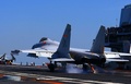 中国軍の海上演習で、同国唯一の空母「遼寧」に着艦するJ15戦闘機（2018年4月24日撮影）。(c)AFP PHOTO