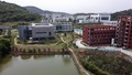 中国の武漢ウイルス研究所の病原体レベル4（P4）実験室が入る建物（左、2020年4月17日撮影、資料写真）。(c)Hector RETAMAL / AFP