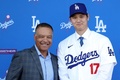 米大リーグ（MLB）、ロサンゼルス・ドジャースの入団会見に臨む大谷翔平（右）とデーブ・ロバーツ監督（2023年12月14日撮影）。(c)Meg Oliphant/Getty Images/AFP
