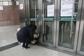 中国の武漢中心医院の系列施設の前で、亡くなった李文亮医師のため花を手向ける住民（2020年2月7日撮影）。(c)AFP