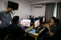 ミャンマー・ヤンゴンで、トレーニングを受けるeスポーツチームのメンバーら（2019年8月19日撮影）。(c)Sai Aung MAIN / AFP