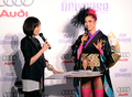 「ミス・ユニバース（Miss Universe）世界大会」に出場する日本代表、宮坂絵美里（Emiri Miyasaka）さんの壮行会が22日、都内で開催された。宮坂さんは世界大会で着用するナショナル・コスチューム姿で登場。最終選考会は8月23日にバハマで開催される。

写真は、宮坂さん（右）と応援に駆けつけたフリーアナウンサーの内田恭子（Kyoko Uchida）さん（2009年7月22日撮影）。(c)AFP/Kazuhiro NOGI