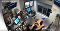 米カリフォルニア州サンタアナのマクドナルドで店長に暴行を加えるマイラ・ベレニス・ガロ容疑者（中央）。サンタアナ警察が動画投稿サイト「ユーチューブ」で公開（2018年11月13日公開）。(c)AFP PHOTO / SANTA ANA POLICE DEPARTMENT