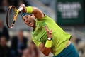 全仏オープンテニス、男子シングルス準々決勝。サーブを打つラファエル・ナダル（2022年5月31日撮影）。(c)Anne-Christine POUJOULAT / AFP