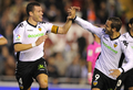 10-11スペイン1部リーグ第11節、バレンシア（Valencia CF）対ヘタフェ（Getafe CF）で、ゴールを決めロベルト・ソルダド（Roberto Soldado、右）と喜び合うバレンシアのダビド・ナバッロ（David Navarro）と（2010年11月14日撮影）。(c)AFP/JOSE JORDAN