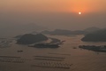 中国福建省・霞浦県で見られた朝日（2019年12月12日撮影）。(c)HECTOR RETAMAL / AFP