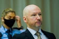 ノルウェー・シーエン刑務所の体育館に特設された法廷で、仮釈放審理に臨むアンネシュ・ベーリング・ブレイビク受刑者（2022年1月18日撮影）。(c)Ole Berg-Rusten / NTB / AFP