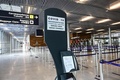 新型コロナウイルス感染症（COVID-19）関連の情報を掲示した張り紙。フランス・パリにあるオルリ空港で（2020年6月22日撮影、資料写真）。(c)BERTRAND GUAY / AFP
