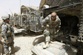 イラク駐留米軍の都市部からの撤退を目前に控えたイラク各地の様子。写真は、バクバ（Baquba）で装甲車に乗り込む米軍兵士ら（2009年6月29日撮影）。(c)AFP/AHMAD AL-RUBAYE