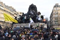 フランス・パリで、年金改革案に反対する抗議デモに参加した人々（2019年12月10日撮影）。(c)Eric Feferberg / AFP