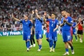 サッカー欧州選手権、決勝トーナメント1回戦、イングランド対スロバキア。試合後、声援に応えるスロバキアの選手（2024年6月30日撮影）。(c)INA FASSBENDER / AFP