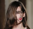 仏パリで開かれた2015-2016年秋／冬の既製服コレクションのファッションショーに、ジャックムの服を着て登場したモデル（2015年3月3日撮影）。(c)AFP/PATRICK KOVARIK