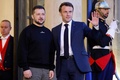 仏パリの大統領府でエマニュエル・マクロン大統領（右）の出迎えを受けるウクライナのウォロディミル・ゼレンスキー大統領（2023年5月14日撮影）。(c)Ludovic MARIN / AFP