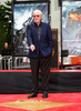 米カリフォルニア（California）州ハリウッド（Hollywood）にあるグローマンズ・チャイニーズ・シアター（Grauman&apos;s Chinese Theatre）で手形を刻むセレモニーに出席する俳優のマイケル・ケイン（Michael Caine、2008年7月11日撮影）。(c)AFP/Getty Images/Alberto E. Rodriguez