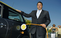 ドイツ・ベルリン（Berlin）で電気自動車を充電するジグマル・ガブリエル（Sigmar Gabriel）独環境相（2009年8月19日撮影）。(c)AFP/DDP/MICHAEL GOTTSCHALK