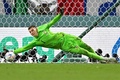 サッカーW杯カタール大会、決勝トーナメント1回戦、日本対クロアチア。三笘薫のPKを止めるクロアチアのドミニク・リバコビッチ（2022年12月5日撮影）。(c)OZAN KOSE / AFP