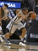 15-16NBAプレーオフ1回戦（7回戦制）、サンアントニオ・スパーズ対メンフィス・グリズリーズ。メンフィス・グリズリーズのマット・バーンズからボールをスティールするサンアントニオ・スパーズのカウィ・レナード（2016年4月16日撮影）。(c)AFP/Getty Images/Ronald Cortes