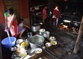 インド北東部メガラヤ州マウリノン村のレストランで、台所器具を洗うカシ人の村人たち（2015年11月8日撮影）。(c)AFP/Biju BORO