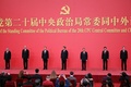 中国・北京の人民大会堂で、記者団の前に姿を見せた習近平総書記（国家主席、中央）と、共産党最高指導部の政治局常務委員6人（2022年10月23日撮影）。(c)WANG Zhao / AFP