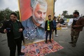 イラクの首都バグダッドで、イラン革命防衛隊のガセム・ソレイマニ司令官と人民動員隊のアブ・マフディ・ムハンディス副司令官の葬列に加わった、人民動員隊や親イラン派武装組織「神の党旅団（カタイブ・ヒズボラ）」の支持者ら（2020年1月4日撮影）。(c)AFP/Ahmad AL-RUBAYE