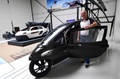 オランダ・ラームスドンクヴェールのPAL-V社本社に展示される、空飛ぶ車「PAL-V」の試作品の前でポーズをとる同社の最高マーケティング責任者のマルクス・ヘス氏（2017年5月30日撮影）。(c)AFP/EMMANUEL DUNAND