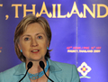 タイ・プーケット（Phuket ）で記者会見を行うヒラリー・クリントン（Hillary Clinton）米国務長官（2009年7月22日撮影）。(c)AFP/ROMEO GACAD