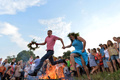 伝統的なスラブ民族の祭り「イワン・クパーラ（Ivan Kupala）の夜」が6日、東欧各地で行われた。起源をキリスト教以前にまでさかのぼるというこの祭りでは、人々が花輪を編んだり、たき火を飛び越えたり、裸で泳いだりして祝う。

写真はウクライナの首都キエフ（Kiev）近郊で、たき火を飛び越える人々（2013年7月6日撮影）。(c)AFP/SERGEI SUPINSKY