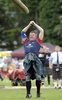 英スコットランド（Scotland）中部パースシャー（Perthshire）のバーナム（Birnam）で開催されたバーナム・ハイランドゲームス（Birnam Highland Games）で、丸太を放るカイバー投げに参加する男性（2014年8月30日撮影）。(c)AFP/ANDY BUCHANAN