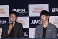 韓国・ソウルで行われた、映画『西部戦線』のメディア試写会に臨む、俳優のソル・ギョング（左）とヨ・ジング（2015年9月15日撮影）。(c)STARNEWS