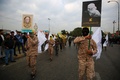 イラクの首都バグダッドで、イラン革命防衛隊のガセム・ソレイマニ司令官と人民動員隊のアブ・マフディ・ムハンディス副司令官の葬列に加わった、人民動員隊や親イラン派武装組織「神の党旅団（カタイブ・ヒズボラ）」の支持者ら（2020年1月4日撮影）。(c)AFP/Ahmad AL-RUBAYE