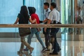 中国・香港の太古城にあるショッピングモールで身柄を拘束された発砲事件の容疑者（左から2人目、2018年6月26日撮影）。(c)AFP PHOTO / Philip FONG