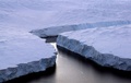 オーストラリア南極領土（Australian Antarctic Territory）の海岸ノックス・コースト（Knox Coast）から分離する巨大な氷山（右、2008年1月11日撮影、資料写真）。(c)AFP/Torsten BLACKWOOD