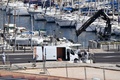 仏マルセイユで、バス停に衝突した車を捜索する警察官ら（2017年8月21日撮影）。(c)AFP/BERTRAND LANGLOIS