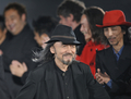 東京・国立代々木競技場で開催されたヨウジヤマモト（Yohji Yamamoto）メンズコレクション「YOHJI YAMAMOTO THE MAN 4.1 2010 TOKYO」のフィナーレに登場したデザイナーの山本耀司（2010年4月1日撮影）。(c)AFP/Yoshikazu TSUNO