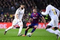 19-20スペイン1部リーグ第10節、FCバルセロナ対レアル・マドリード。ボールを競るFCバルセロナのセルジ・ロベルト（中央）とレアル・マドリードのカリム・ベンゼマ（2019年12月18日撮影）。(c)JOSE JORDAN / AFP